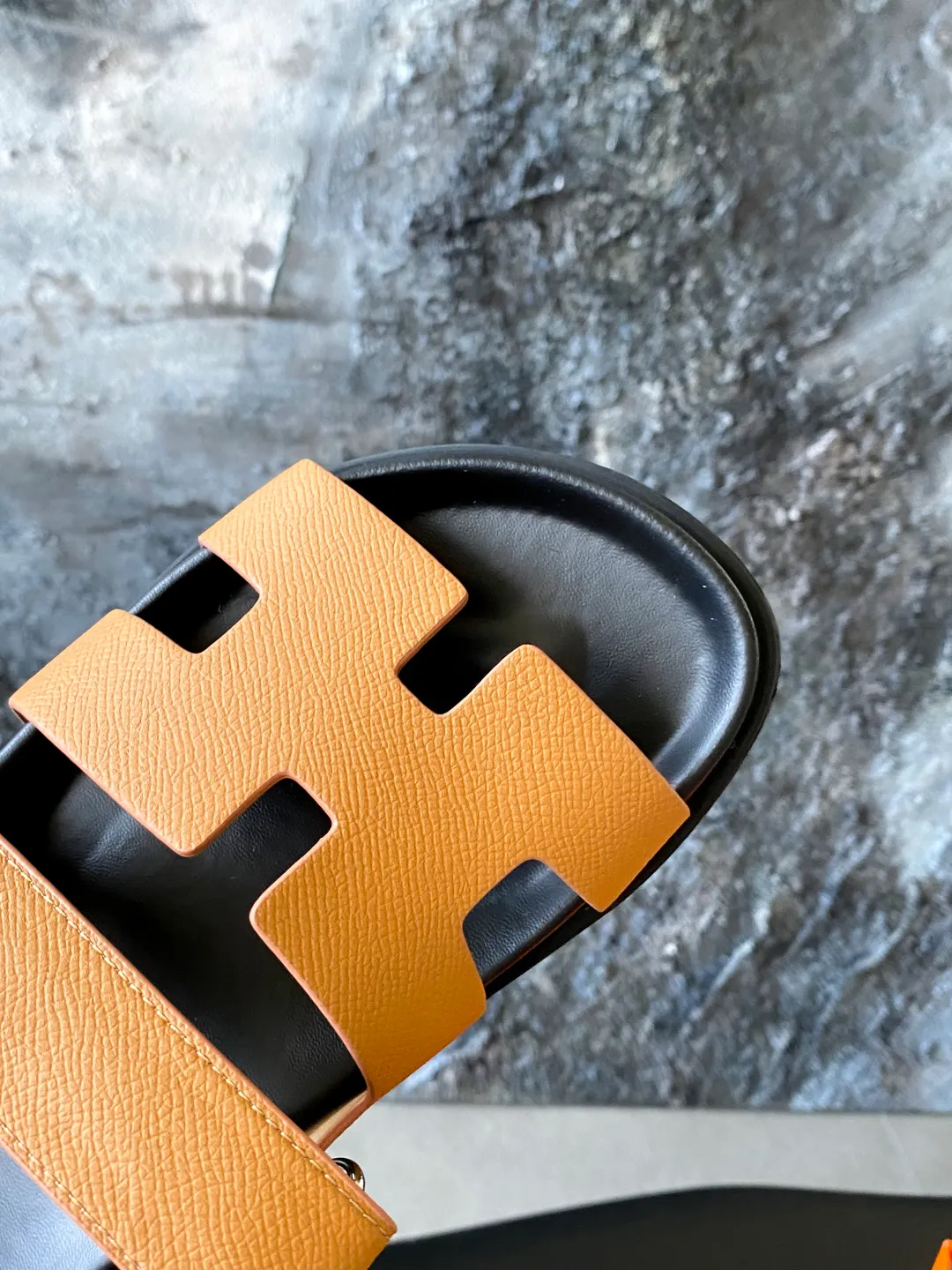 👟👟Ex-factory price 420👟👟 Men's size +10 𝐇𝐄𝐑𝐌𝐄𝐒Hermès slippers A must-have for summer🌞light luxury genuine leather slippers✨ dopamine slippers, add a touch of luxury to your summer💃! This pair of Erjiu slippers is made of original cowhide, with fine texture and good breathability, allowing you to wear them comfortably while keeping your feet fresh. The black and white tassel style is simple yet fashionable. The Velcro design makes it easy to adjust the tightness, making every step comfortable. Whether you go out for daily use or wear it for leisure at home, it can be used perfectly🏡👣. Moreover, this pair of slippers is not only suitable for girls, but boys can also find the right size! In the hot summer, let this pair of sandals become your foot savior. Code number: 35---44 (45 can be customized without return or exchange)
